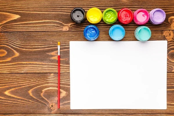 Akrilik boya ahşap arka plan üzerinde beyaz sayfa