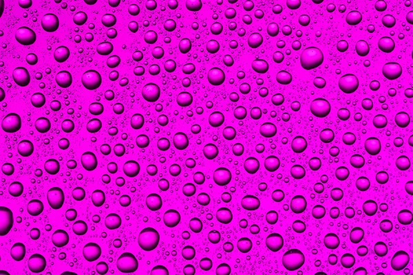 Капли воды на красочном фоне — стоковое фото