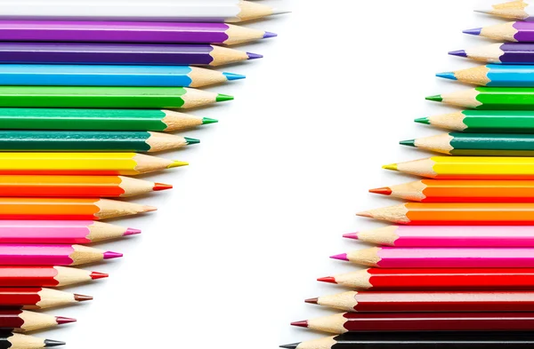 Beyaz arkaplanda renkli kalemler