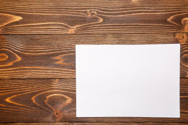 Ahşap arka plan üzerinde beyaz sayfa