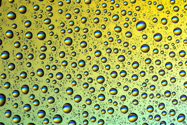 Gotas de água em um fundo colorido — Fotografia de Stock