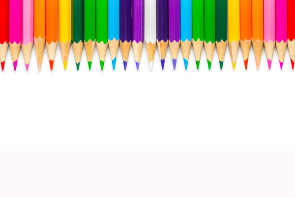 Beyaz arkaplanda renkli kalemler