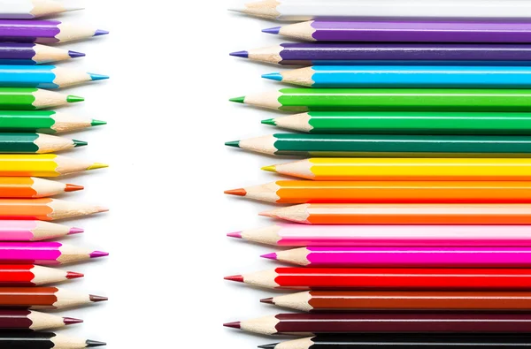 Färgade pennor på vit bakgrund — Stockfoto