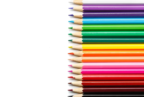 Beyaz arkaplanda renkli kalemler