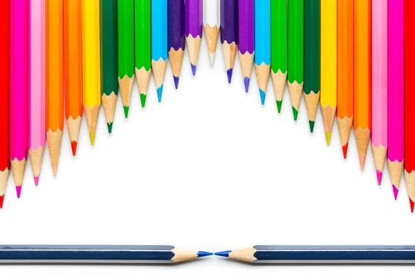 Beyaz arkaplanda renkli kalemler