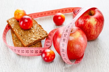 Kırmızı güzel elma ve Erik metre teyp