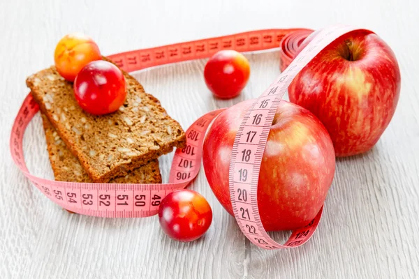 Kırmızı güzel elma ve Erik metre teyp