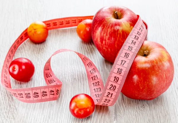 Kırmızı güzel elma ve Erik metre teyp