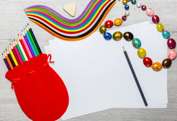 Kalem boncuk yaprak kağıt ahşap arka plan üzerinde