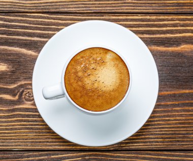 Beyaz fincan espresso ahşap arka plan üzerinde