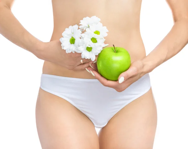 Kadın vücudu, bir papatya holding eller