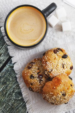 Bir fincan kahve, bisküvi, şeker