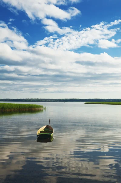Güneşli bir günde gölde tekne