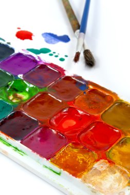 suluboya boya ve beyaz bir arka plan üzerinde izole fırçalar