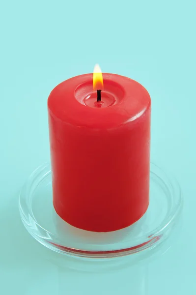 Красная свеча на синем фоне — стоковое фото