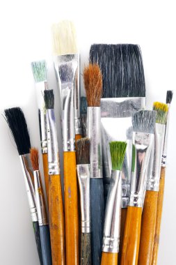 Sanatçı fırçalar beyaz bir arka plan ayarla