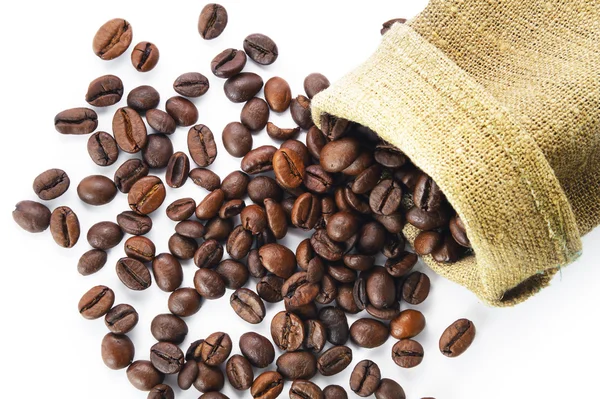 Korrels van koffie in zakken op witte achtergrond — Stockfoto