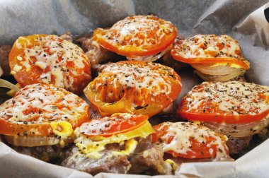 Domates ve soğan bir tavada kızarmış domuz eti