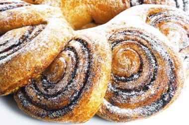 topuz ile beyaz zemin üzerine haşhaş tohumu