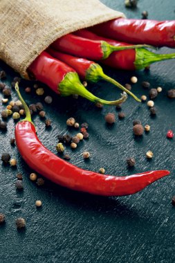 Mavi bir arka plan üzerinde kırmızı acı biber