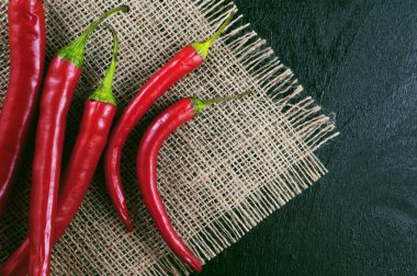 Mavi bir arka plan üzerinde kırmızı acı biber