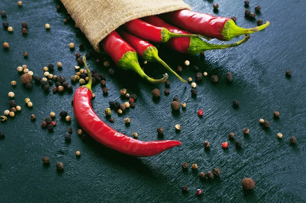 Mavi bir arka plan üzerinde kırmızı acı biber