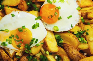 Kızarmış patates pişmiş yumurta ve otlar ile