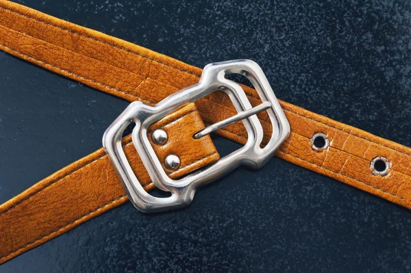 Ceinture en cuir marron mâle sur fond bleu — Photo