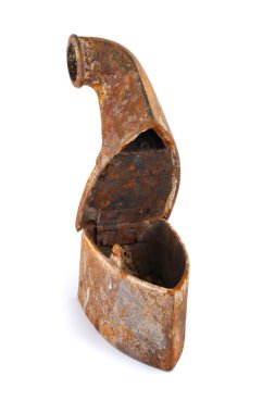 Beyaz arkaplanda izole edilmiş eski model demir.