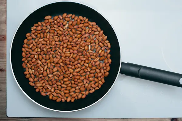 Geröstete Erdnüsse in einer Pfanne — Stockfoto