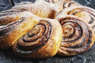 Topuz ile ahşap arka plan üzerinde haşhaş tohumu