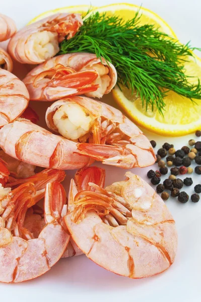 Bir plaka üzerinde pişmiş karides