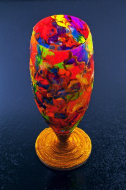 Varicolored bardağı beyaz arka plan üzerinde izole