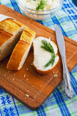 Beyaz ekmek krem peynir ve peynir ile