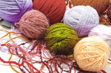 Beyaz zemin üzerine yün topları