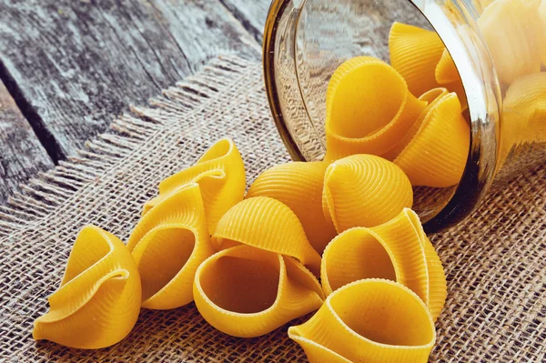 Bir cam kavanoza geniş makarna