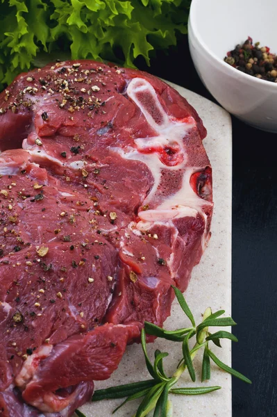 Sığır eti, biberiye, karabiber doğrama tahtası