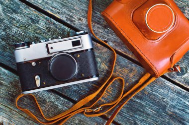 Ahşap arka plan üzerinde kapaklı eski fotoğraf makinesi