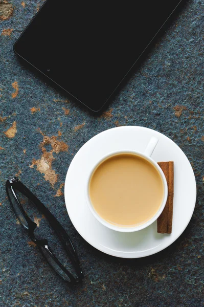 Taza de café, tableta y vasos — Foto de Stock