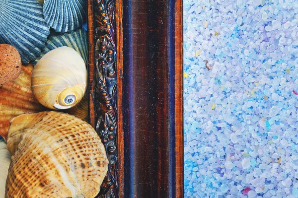 Moldura de madeira da foto, conchas com um fundo de sal marinho — Fotografia de Stock