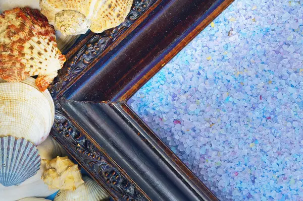 Moldura de madeira da foto, conchas com um fundo de sal marinho — Fotografia de Stock