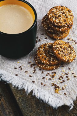 fincan kahve ve susam kurabiye