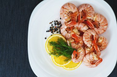 Bir plaka üzerinde pişmiş karides