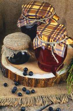 Jüt arka plan üzerinde kavanoz içine Erik reçeli, Siyah frenk üzümü reçeli ve böğürtlenli reçel.