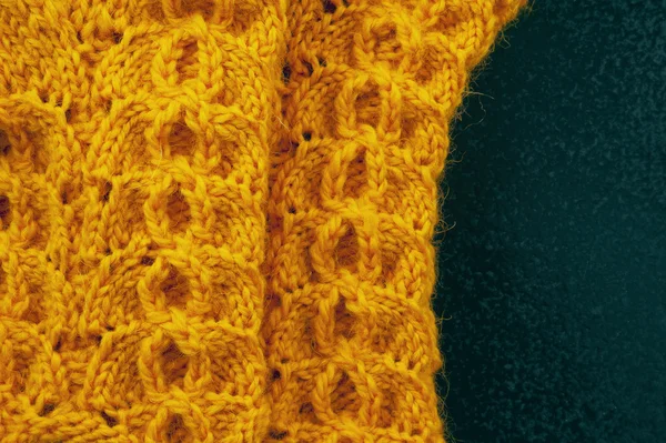 Żółty wełniane skarpety na niebieskim tle — Zdjęcie stockowe