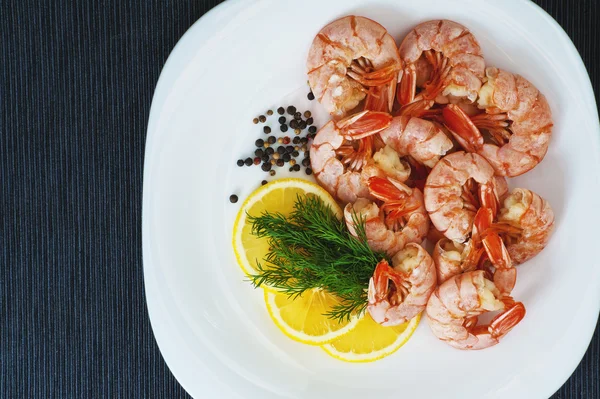 Bir plaka üzerinde pişmiş karides