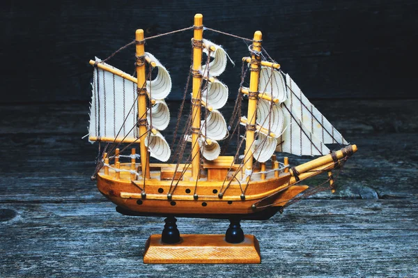 Миниатюрная деревянная модель парусника — стоковое фото
