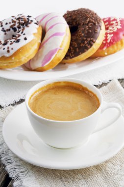 Fincan kahve ve çörek bir plaka üzerinde