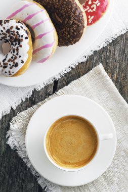 Fincan kahve ve çörek bir plaka üzerinde