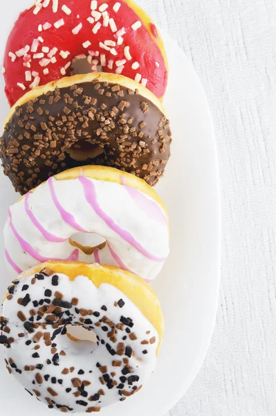 도마 위에 놓인 도넛들 — 스톡 사진